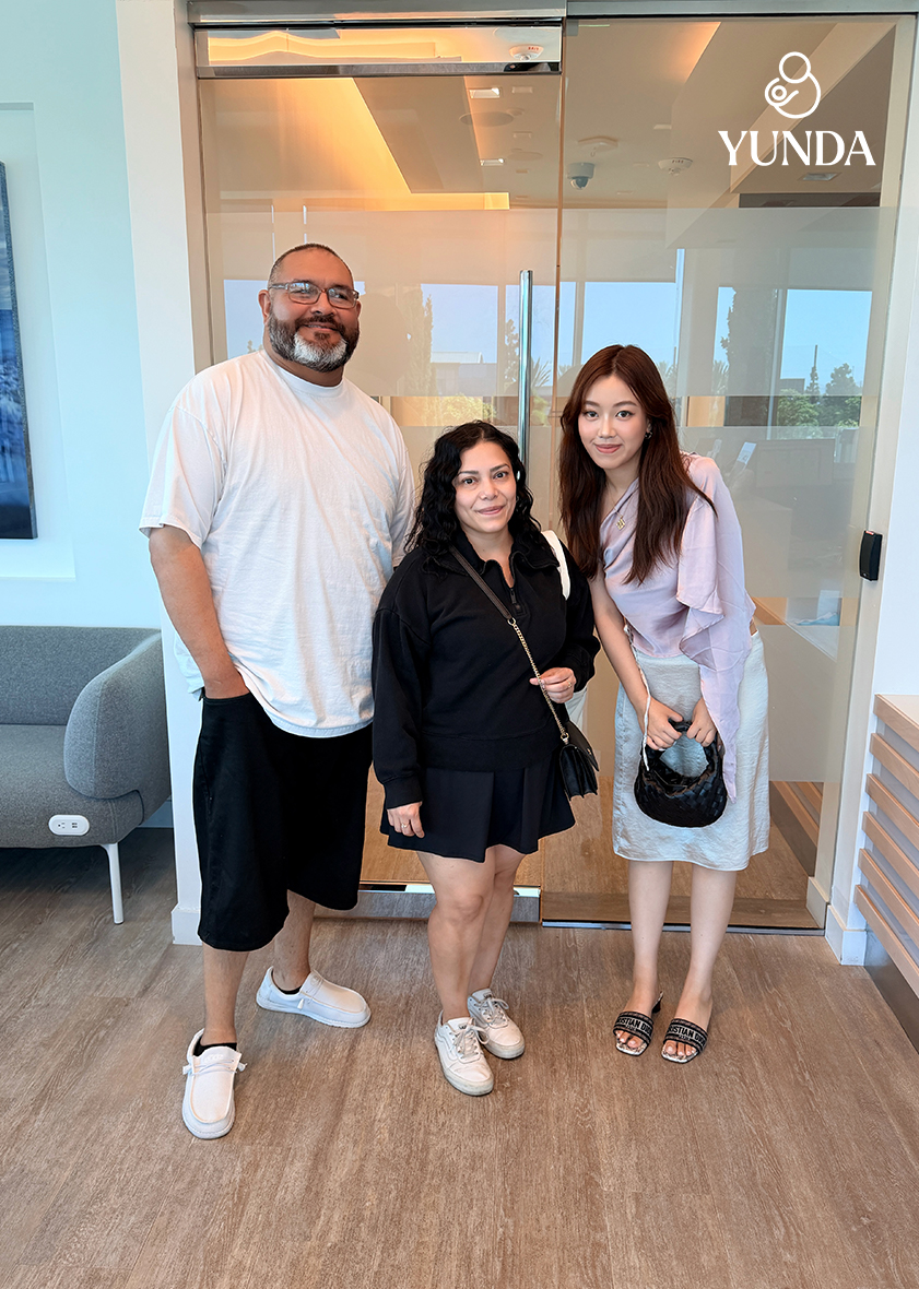 Yunda team meeting intended parents at a fertility clinic